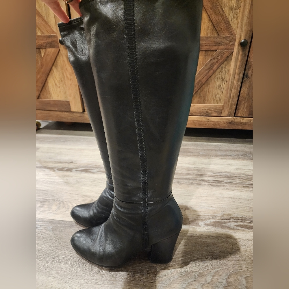 Prada Black Leather Heeled Boots with Pointed Toe - Picture 5 of 12